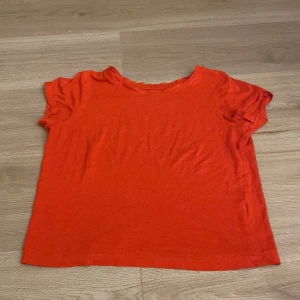 Röd t-shirt - En fin t-shirt som sitter tajt på kroppen och är lite croppad 