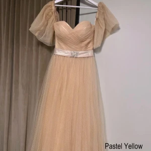 Klänning - En festklänning med armar som kan tas bortz användes en gång och fick många komplimanger. Fungerar perfekt till balen eller andra evenemang!