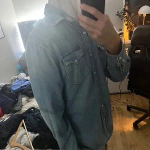 POLO RALPH LAURENSLUB DENIM WESTERN SHIRT - SKJORTA - Säljer denna nästan  oanvända ralph lauren skjorta,nypris:2800. Priset är inte spikat men hör av er vid funderingar eller gör prisförslag!