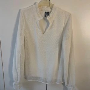 Blus från Veromoda  - En vit blus från veromoda, aldrig använd men utan prislapp