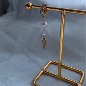 Örhängen  - Så snyggt örhänge.  Köp för 129kr/st eller 229kr/paret.  Modell 087