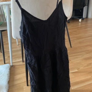 Svart klänning - Svart klänning som är nice som strandklänning på sommaren, med resår i bak. Skulle säga att den passar XS bäst :)