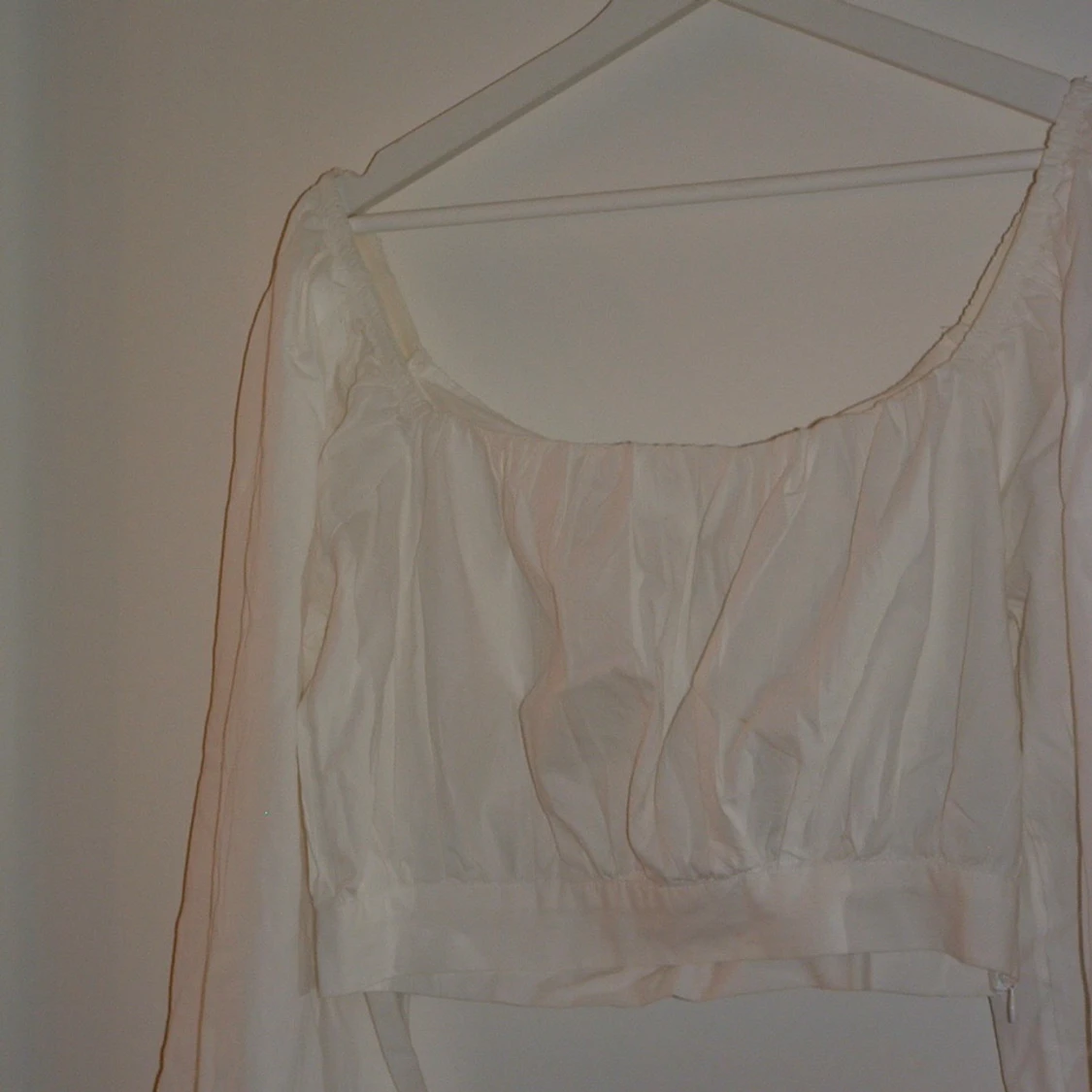 Vit blus med långa ärmar - 91