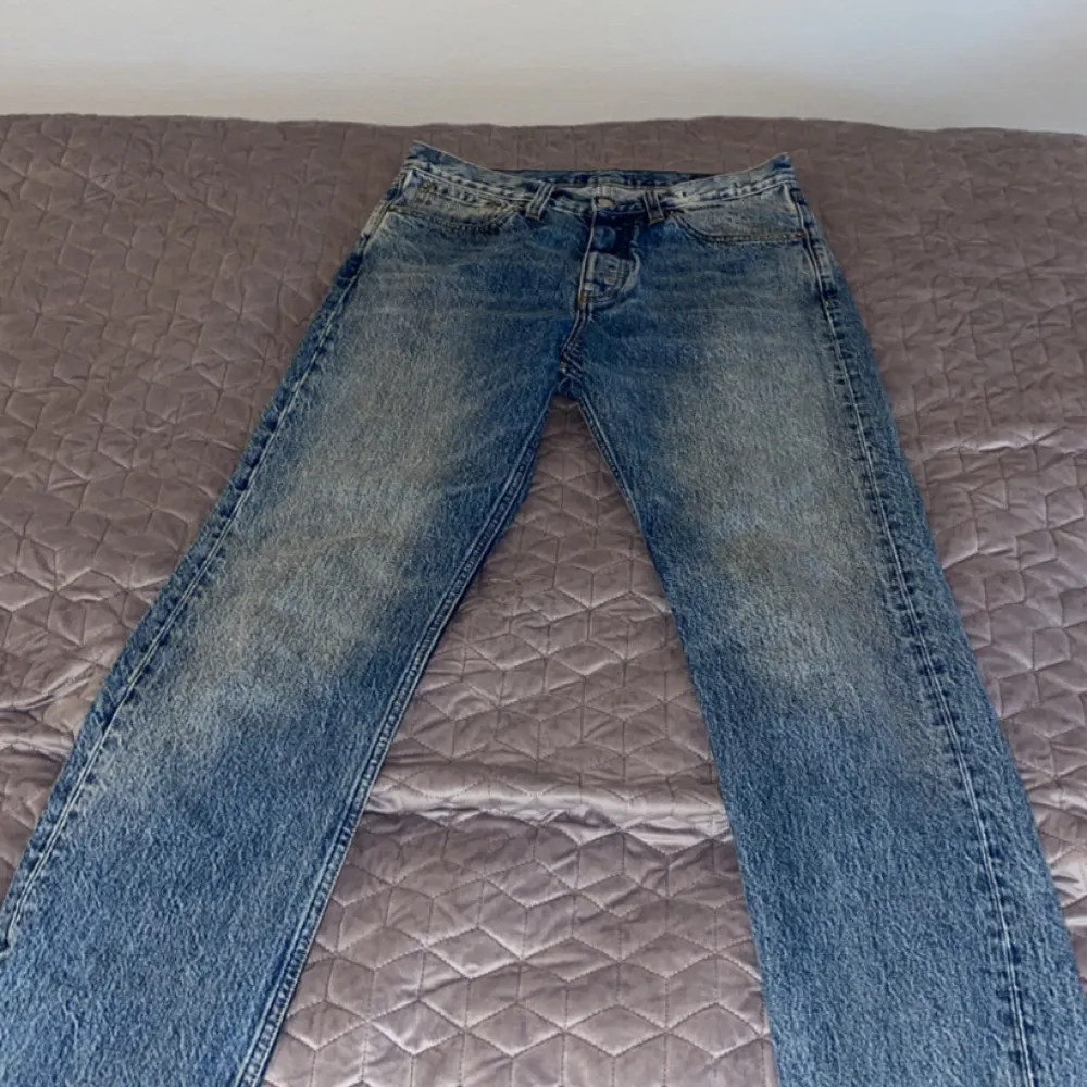 Hope jeans i model ”Blend”. Rak passform inga defekter använt 2-3 gånger. Köpta för 2300 kr mitt pris 499 kr. Jeans & Byxor.