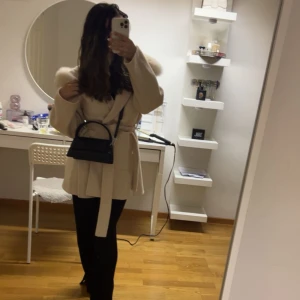 Kappa med äkta päls  - Storlek S passar också som xs Aldrig använd  Avtagbar päls Pris går att diskuteras