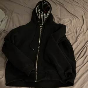 Burberry hoodie  - Hej, jag säljer min burberry zip hoodie pga för kort. Ej använd mycket. Strlk är L men är inte som en L är en och 180. Men den är för kort på längden. Skulle uppskatta att den passar den som är 167-175. Hoodien säljs tvättad. Köpt hos modeza för 1200