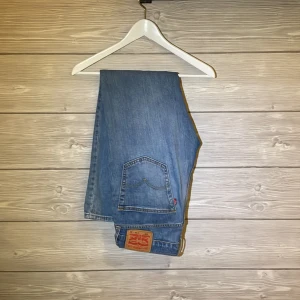 Levi's 541 jeans - Säljer ett par klassiska Levi's 541 jeans i ljusblå denim. De har en avslappnad passform med en modern touch, perfekt för både vardag och fest. Jeansen är i bra skick och har den ikoniska läderpatchen baktill. Perfekta för dig som vill ha en tidlös. 