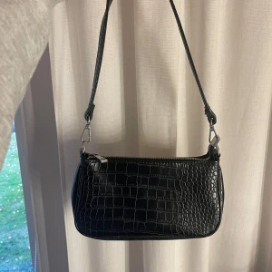 Handväska  - Svart handväska med orm mönster ifrån Gina tricot 