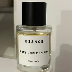 ESSNCE irresistible enigma - Nästan helt full essnce parfym i doften irresistble enigma, den doftar identiskt till Prada Paradoxe parfymen. Jag har redan orginalet och jag använder den mer så väljer att istället sälja denna 🌸 köpt för 360 men säljer den för 260🫶