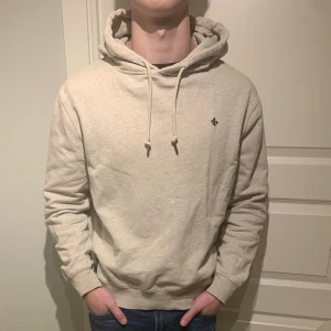 Morris Hoodie - Riktigt fin Morris Hoodie! | Utmärkt skick inget fel på den! | Storlek M längdmässigt kanske den sitter lite kortare! | Nypris är runt 2000kr! | Ställ gärna innan du köper!
