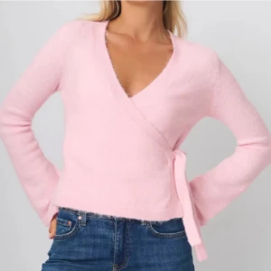 Omlott tröja - Säljer denna fina tröja ifrån ginatricot som tyvärr inte kommer till användning❤️‍🔥använd 1 gång(helt slutsåld på hemsidan)