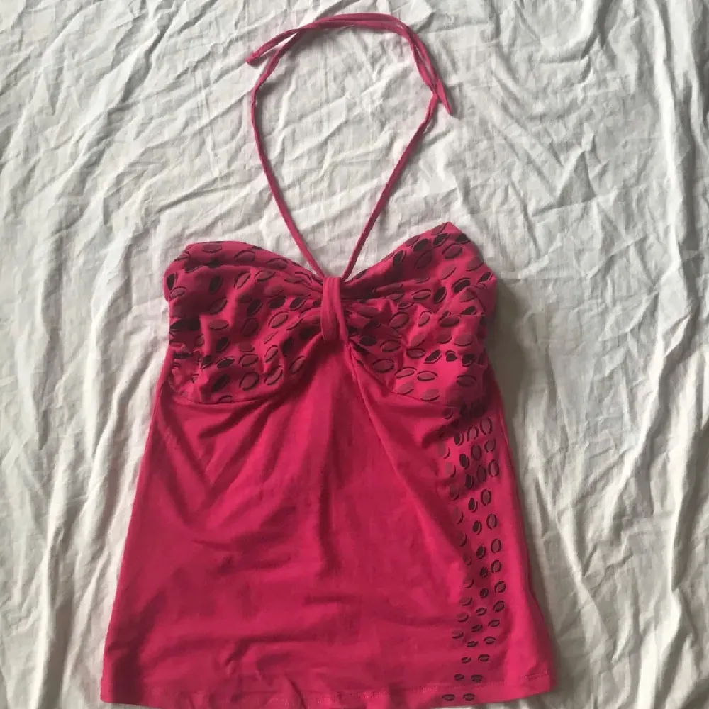 Såååå fin rosa y2k halterneck. Bra skick, lite nopprig men inget man tänker på!💗 Säljer eftersom det inte är min stil längre!🤍 Priset går att diskutera⭐️⭐️ Storleken står M/L men passar mig som är S!. Toppar.