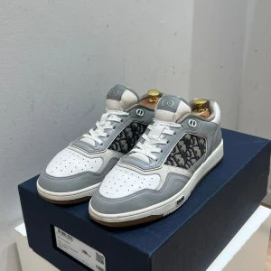 Dior B27 - Skicket är 8-9/10, box och allt medföljer men inget kvitto. Skorna är äkta och Legit Checkade som kan ses, storlek 41,5