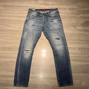 Blå jeans med slitningar - Skriv gärna vid funderingar. Använda ett par gånger. 