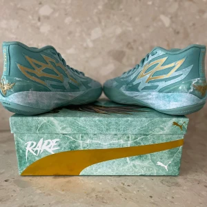 Turkosa sneakers från Puma - Säljer ett par riktigt snygga lamello skor . Nyskick bara testade en gång. Perfekta för både vardag och träning!