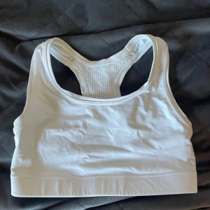 Tränings BH - Tränings BH vit från Casall i S med AA kupa. Passar XS också. 