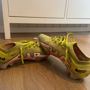 Nike air zoom elite  - Tjena säljer mina fotbollsskor som funkar perfekt. Skick7/10 ingen påse eller låda. Ställ gärna frågor. Pris kan diskuteras. Nypris 2700