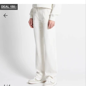 vita sweatpants - säljer dessa vita sweatpants från lager 157, använda en gång, nypris 200❤️