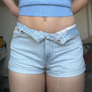 Ljusa jeansshorts från Pull&Bear - Jag säljer ett par jättesnygga jeansshorts i storlek XS/34 från pull&bear! 🩵Endast använda ca 3-5 gånger, och har inga defekter, fint skick! Jag säljer dem eftersom de är för små för mig, då jag oftast har storlek 36/S. Midjemått tvärsöver är 34 cm💘
