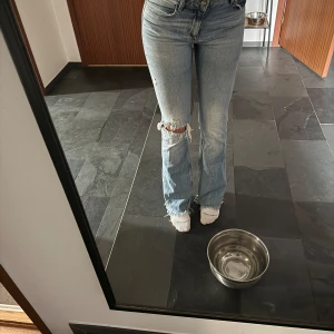Bootcut jeans från Zara (långa) - Snygga bootcut jeans från Zara! Jag är 174cm och älskar dessa jeans för dem är bra längd på mig!! Dock blivit för små i midjan å säljs därför… 