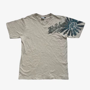 Beige Billabong T-shirt  - Snygg Billabong T-shirt som inte kommer till användning. Skriv vid funderingar!