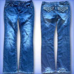 Miss me jeans - Ett par jätte fina bootcut, lågmidjade miss me jeans💙 Slitna och omsydda längst ner men annars bra skick!😊 Hör av dig ifall du har frågor! Midjemått tvärs över: 39cm Innerben: 81cm