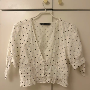 Zara blus - Prickig zara blus/ topp. Aldrig använd!