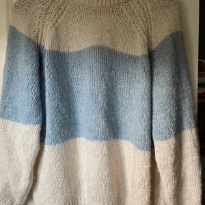Randig stickad tröja i blått och vitt 36 - Mysig stickad tröja med breda ränder i ljusblått och vitt. Perfekt för kyliga dagar med sin avslappnade passform och långa ärmar. Tröjan har en enkel design som gör den lätt att matcha med olika outfits. Perfekt för både höst och vinter!