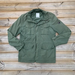J.Lindeberg fieldjacket  - Riktigt fin J.Lindeberg jacka i skön färg! | Riktigt fint skick! | Storlek L men den passar mig med M också! | Nypris 3k+. | Ställ gärna frågor innan du köper!