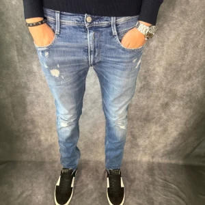 Replay Anbass jeans  - // Replay anbass jeans | Storlek W32/L32 (sitter mer som 31/32) | Benlängd: 102cm / Midja: 43cm | Nypris runt 1800kr | Kontakta för fler frågor eller funderingar // Deluxecloset 