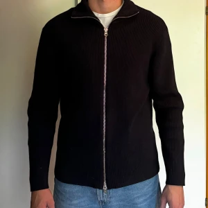 Stickad ziptröja från Ljung  - Stickad tröja i nyskick i storlek xl, passar mig som brukar ha storlek L. Är 190 cm lång för referens.