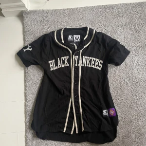 yankees Baseboll tröja - Vet ej om denna är äkta eller inte. De vita detaljerna är lite missfärgade och därför sätter jag priset 300kr eller högsta bud