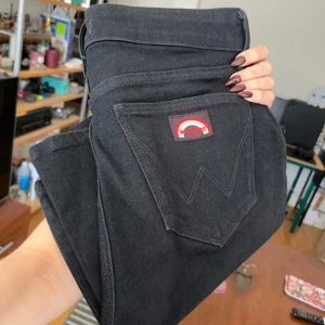 Wrangler jeans - Säljer ett par cowboy jeans i modellen Flare/Bootcut i Wrangler. Storleken är 28/30 (passar mig som brukar ha 26 i midja på jeans, svarta jeans brukar vara/sitta tajtare). Endast testade. Säljer pga är obekväm med mid/low jeans.