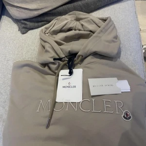 Beige hoodie från Moncler - Säljer en snygg beige hoodie från Moncler. Den är i nyskick endast provad, kvitto finns.