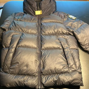 Parajumper Jacka  - Parajumper jacka. Inga skador förutom på ärmen där den var sönder och syddes. Klädhängare finns med.