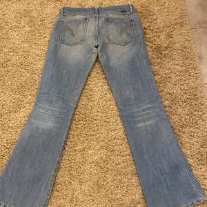 Säljer nu dessa lågmidjade bootcut jeans då det tyvär blivit för små. Det är i mycket fint skick. Midjemått 37 rakt över, innerbenslängd 80. 