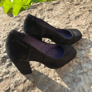 Stilrena pumps från Vagabond  - Svarta pumps i sammet från Vagabond. Stl 37 men små i storleken. Ger ett fint helhetsintryck dock välanvända så är lite slitna på sina ställen. 