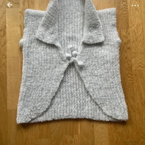 Teddy väst - Supergulliga fluffig väst som inte kommer till användning. Inga defekter. Den har lite glitter i sig. Supergosig och skön! 