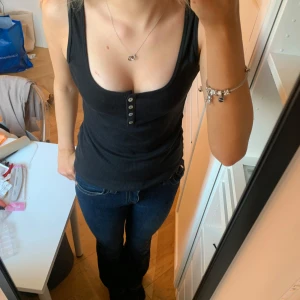 Svart linne med knappar - Fint svart linne från hm! Oanvänd🩷 storlek M men passar även S