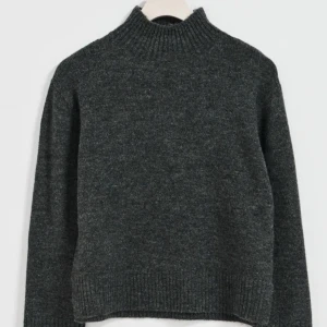 Mörkgrå stickad polotröja - Säljer en supermysig mörkgrå stickad polotröja ifrån Gina tricot i storlek 158/164 men passar både xs & s!! Fint skick, skriv för egna bilder!🍂