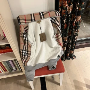 Burberry kofta - Säljer min burberry kofta pga för liten storlek. Den är helt oanvänd. Storlek m men passar s bäst 