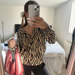 Zebra skjorta - Super snygg zebra skjorta! Passar perfekt i höst garderoben, sparsamt använd 🦓🦓