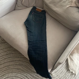 Mörkblå Levis 501 - W29 L32 Skick : 8/10 Använda 10 gånger 