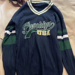 y2k hoodie  - Säljer en snygg y2k hoodie från aliexpress, står inte storleken men gissar på M då den sitter ganska pösig. 