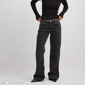 Nakd jeans - Lågmidjade svarta straight/baggy jeans från NA-KD. Ofta slutsålda och är de perfekta jeansen nu till hösten med jätte fin passform. Perfekt skick, knappt använda. Jag är ca 170cm lång. Skriv gärna om du har fler frågor!💗(köpta för 699kr)