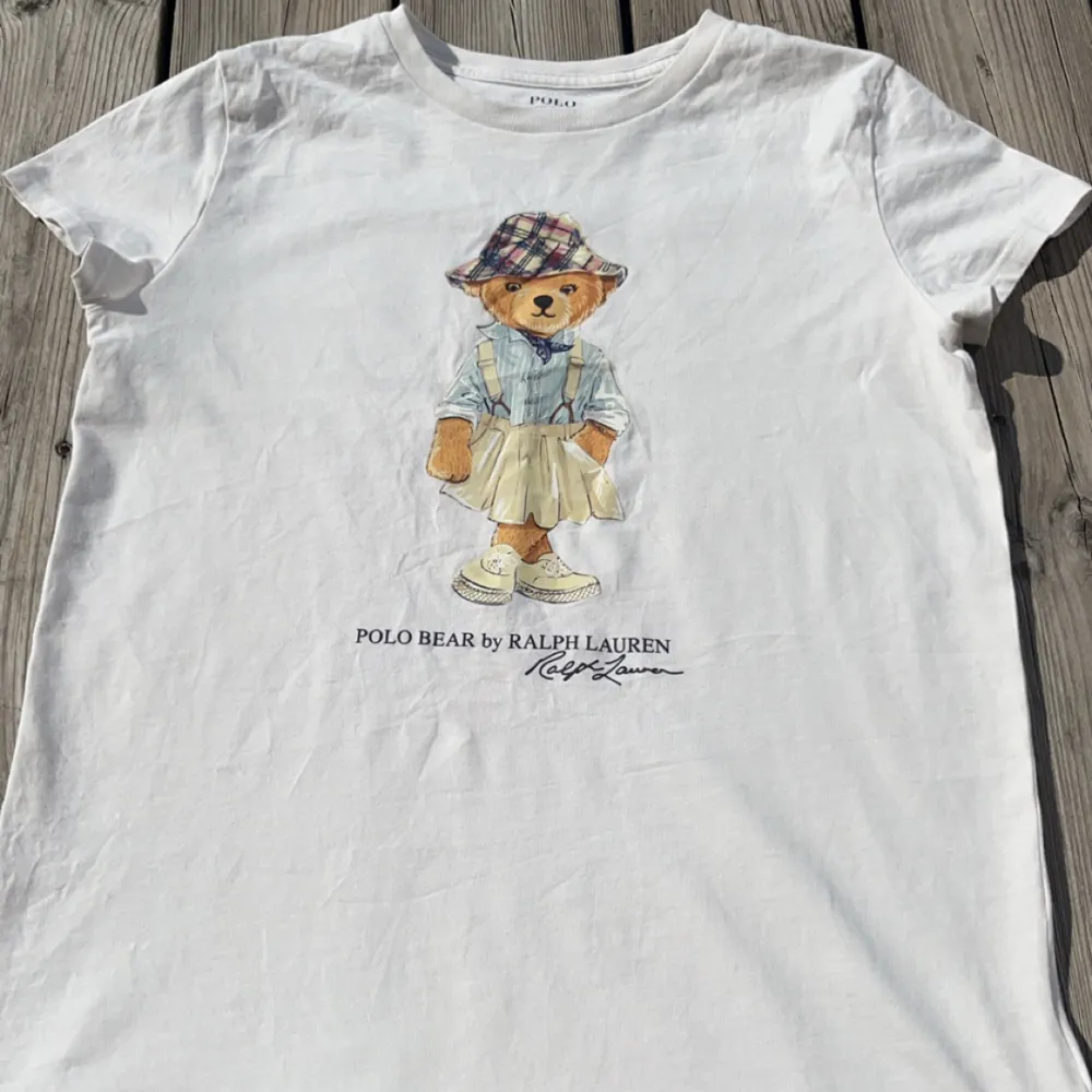 Säljer min polo ralph lauren bear t-shirt i storlek 160, använd 1 gång, finns en QR kod som går att scanna så man ser att den är äkta.. T-shirts.