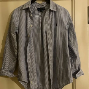 Ralph lauren skjorta - Säljer denna blå/vit randiga Ralph Lauren skjortan då den i stort sätt aldrig kom till användning. Den är ganska normal i storleken  550kr