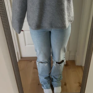 Jeans  - Jeans från Gina Tricot i storlek 36. Medelhög midja fast i benen är dom lite längre, är 170cm och lite långa för mig💕 