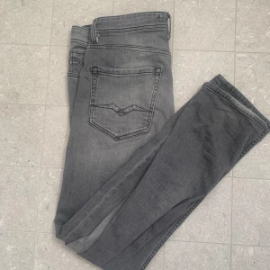 Replay jeans  - Tja säljer nu dessa Replay Rocco i storlek 30/32, Passformen är straightfit och dom är bra skick!  Nypris ca 1300 mitt pris 400