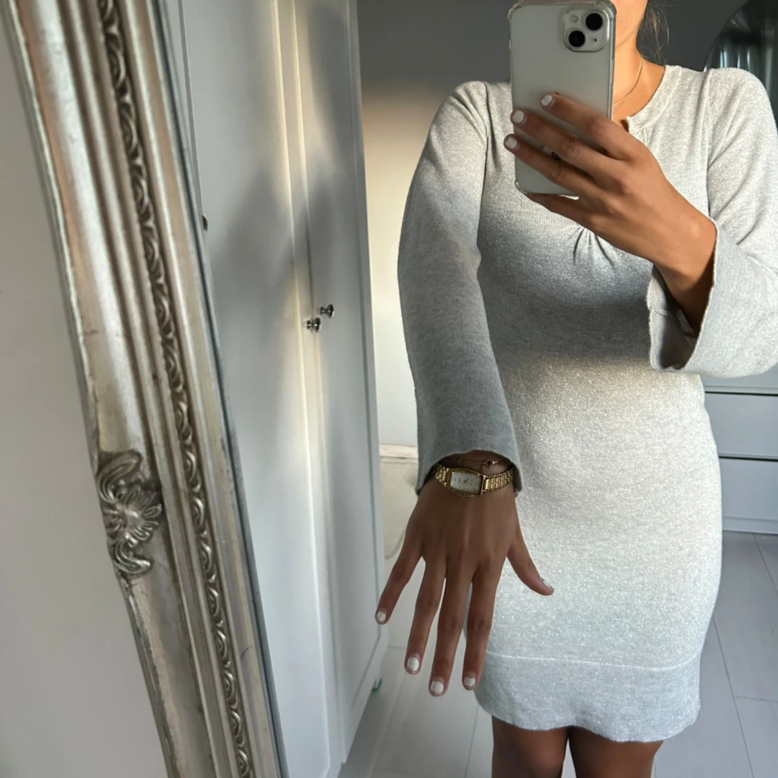 Glittrig klänning med utsvängda armar. Perfekt till kallare dagar.  - 90